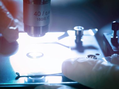 Mikroskop sıvı örneği inceleyerek portre.