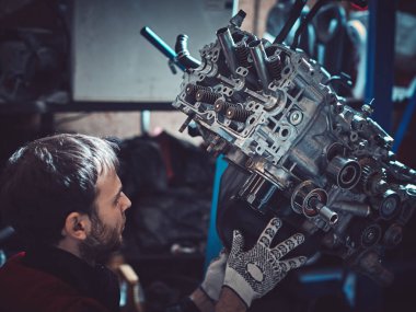 Genç otomatik mekanik karşı motor aslayeniden.