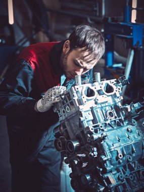 Genç otomatik mekanik karşı motor aslayeniden.