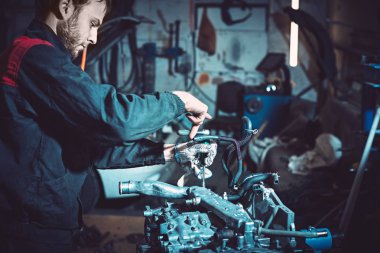 Genç otomatik mekanik karşı motor aslayeniden.