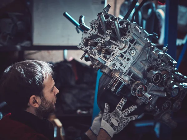 Genç otomatik mekanik karşı motor aslayeniden.