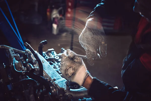 Primo piano di un meccanico che lavora su un motore di un'auto . — Foto Stock