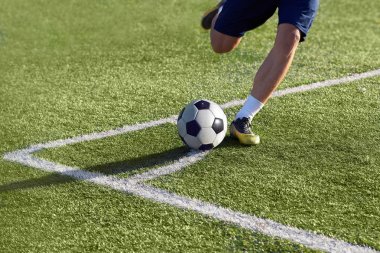 Hedefte bir futbol Futbol oyuncu vurur.