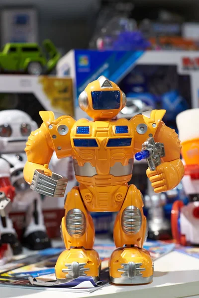 Spielzeuggelber Roboter und andere Roboter im Laden. — Stockfoto
