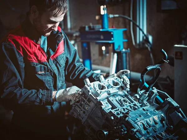 Closeup opravit protichůdné motoru auto mechanik. — Stock fotografie