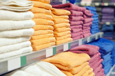 Çok renkli havlu bir mağazada bir raf kümesi.