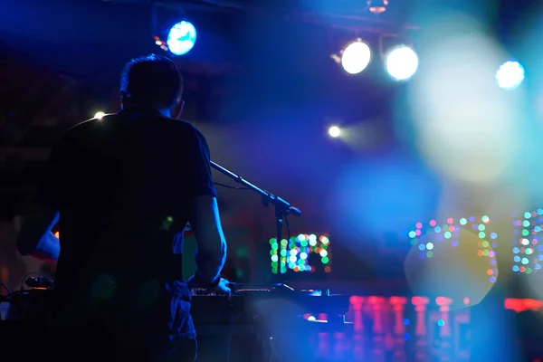 DJ presteert in een nachtclub op een feestje. — Stockfoto