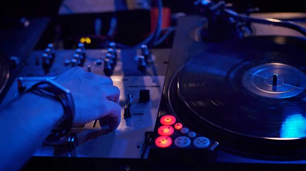 Dj toca música na festa de hip hop . — Fotografia de Stock