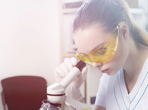 Retrato de close-up de uma jovem assistente médica . — Fotografia de Stock