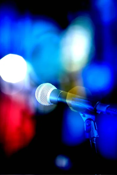 Modern mikrofon ének. — Stock Fotó