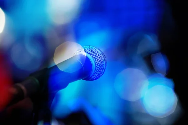 Um microfone moderno para cantar . — Fotografia de Stock