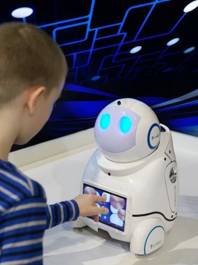 Çocuk bir robot bir hologram ile karanlık bir arka plan üzerinde çalış