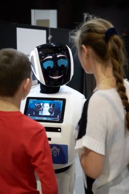 Çocuk çocuk ve söz, bir android robot ile oynayan kız.