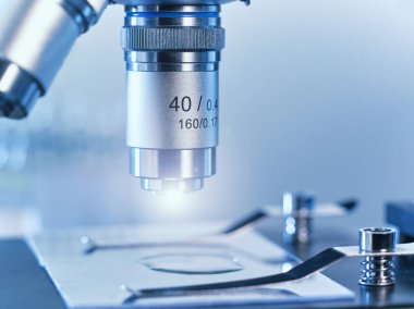 Modern mikroskop araştırma laboratuvarında closeup.