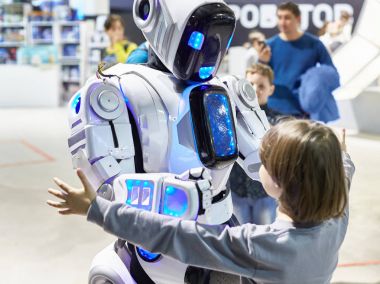 Robot android cyborg küçük bir çocuk ile iletişim kurar..