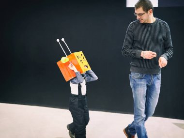 Baba ile oğlu robot kostümlü çalış.