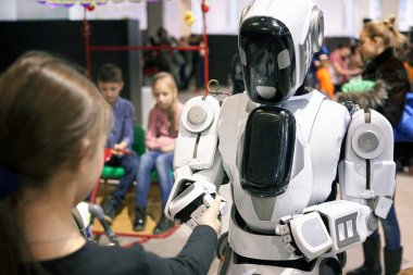 Kız arkadaşım bir işareti olarak robot elini dışarı uzanır