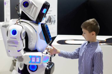 Arkadaşlar bir işareti olarak robot için elini çocuk uzanır
