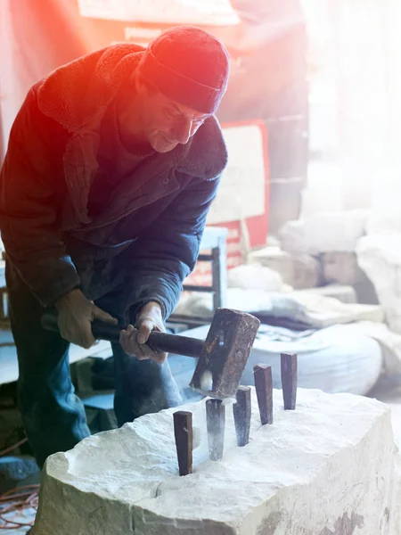 石材制造商的雕塑家罢工与沉重的锤子在 w — 图库照片
