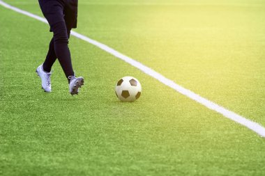 Bir futbol topu ve futbol oyuncusu Stadı nda closeup.