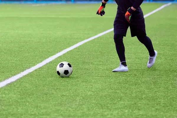 Nahaufnahme eines Fußballers und eines Fußballers im Stadion. — Stockfoto