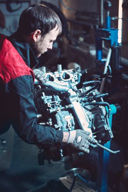 Özel giysili bir otomatik mekanik karşıt olaraktan onarır