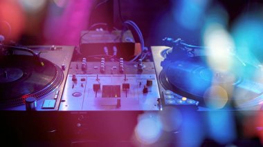 Bir gece kulübünde bir partide DJ gerçekleştirir.
