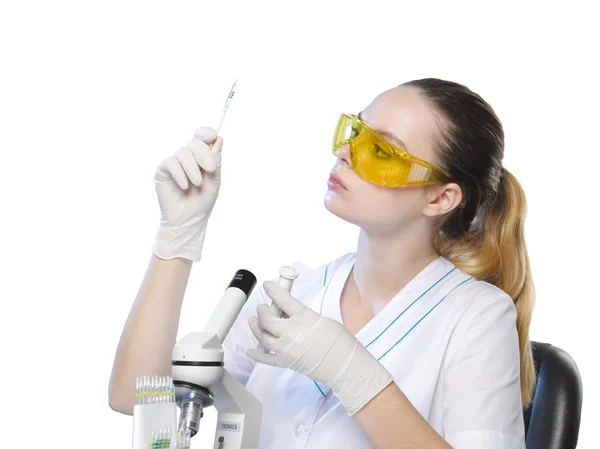 Молода красива дівчина лабораторія помічник лікаря в захисно-жовтому g — стокове фото