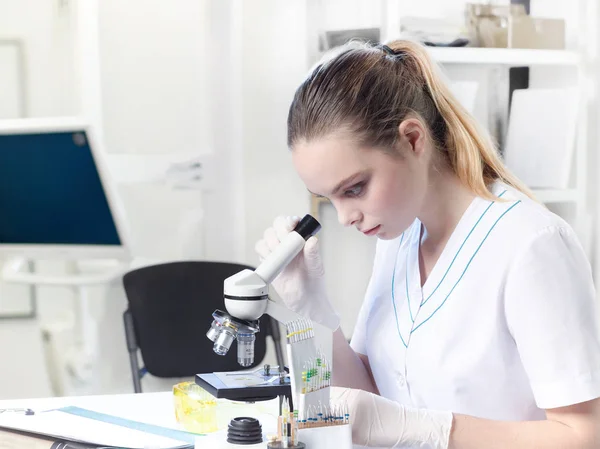 Retrato de uma jovem assistente de laboratório, médica ou estudante em um — Fotografia de Stock