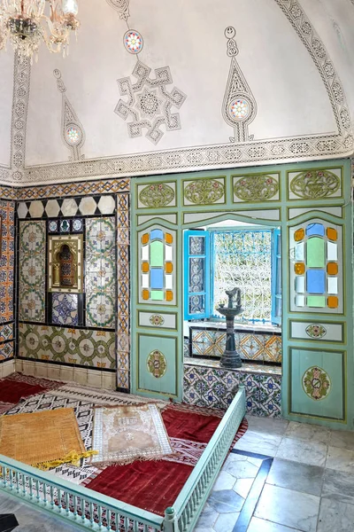Beautiful interior of an old rich Arab house with an ornament on — Stock Photo, Image