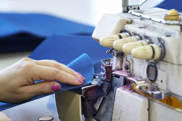 Close-up van een naaister van werk op een overlock in een naaien worksh — Stockfoto