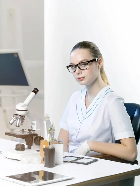 Young beautiful girl lab assistant doctor in medical suit at tab — Stock Photo, Image