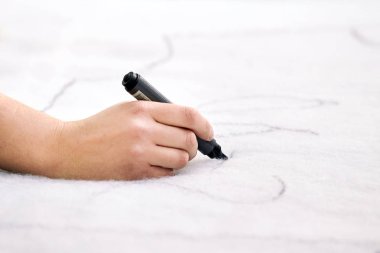 Bir kesici closeup kontür yapar.