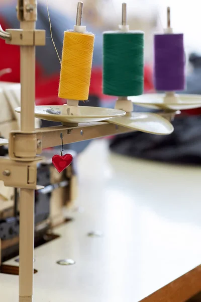 Nahaufnahme von Coils mit farbigen Fäden auf Nähmaschinen-Overlock — Stockfoto