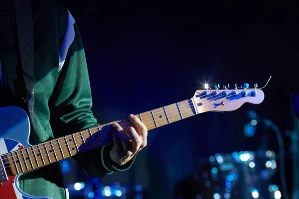 Closeup de guitarrista com guitarra . — Fotografia de Stock