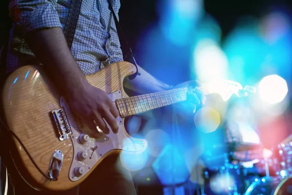 Κοντινό πλάνο του ένας κιθαρίστας παίζει ηλεκτρική κιθάρα σε μια συναυλία. — Φωτογραφία Αρχείου