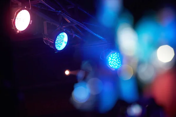 Schilderachtige gekleurde schijnwerpers van verschillende kleuren in een nachtclub op — Stockfoto