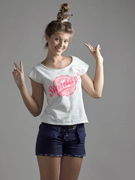 Μια νέα κοπέλα έφηβων ανόητοι γύρω από ένα άσπρο μπλουζάκι και σορτς. — Φωτογραφία Αρχείου