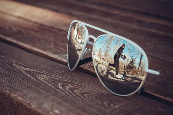 Punten op een bankje in het park — Stockfoto