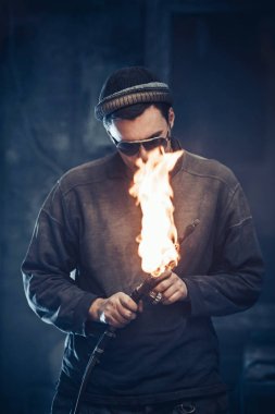 Heykeltıraş gaz kaynağı ile çalışır.