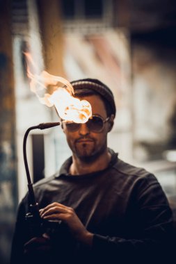 Heykeltıraş gaz kaynağı ile çalışır.