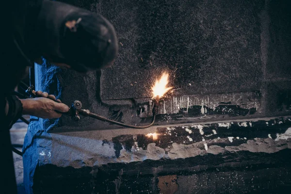 Sochař spolupracuje s plamenem. — Stock fotografie