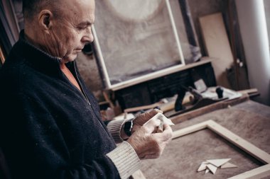 Marangoz kare yapar.