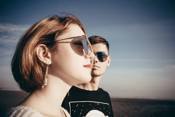 Retrato de una pareja amorosa de adolescentes en gafas son los siguientes . — Foto de Stock