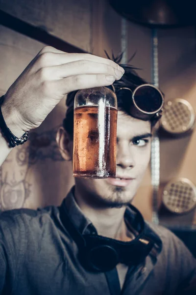 Portrét mladé šílený vědec na sobě steampunk stylu a — Stock fotografie