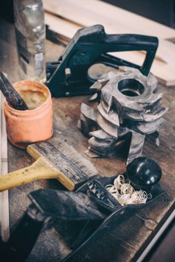 Marangozluk resmi carpe olan sanatsal closeup hala hayatta