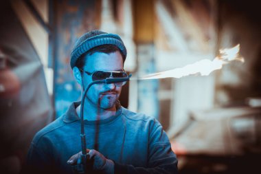 Güzel bir işçinin bir şapka ve İspanyol sakallı bir portre,