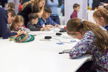 Bir grup çocuk 3d kalemle çizmeye öğrenir