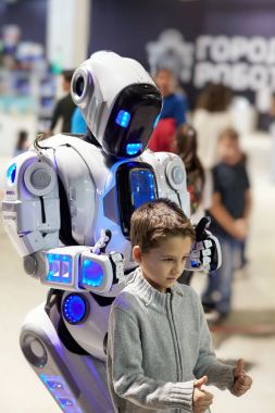 Çocuk jestleri ile beyaz bir robot frie belirtisi olarak çalış