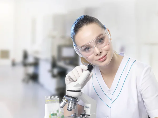 Крупним планом красива дівчина-асистент лабораторії в окулярах з мікрофоном — стокове фото